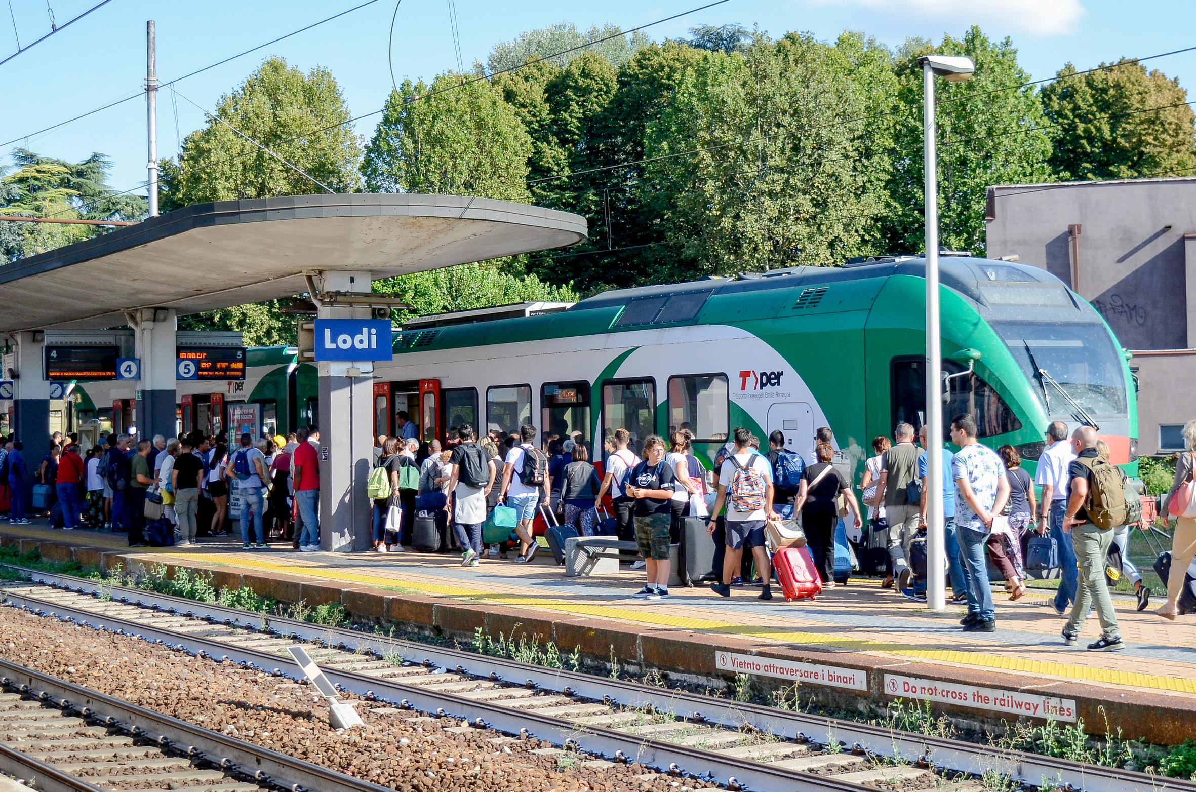 Lodi Muore Travolto Dal Treno In Stazione Ritardi Sulla Linea Milano