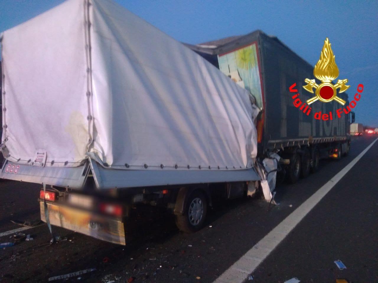 Non Vede La Coda In Autostrada E Tampona Un Tir Muore Sul Colpo