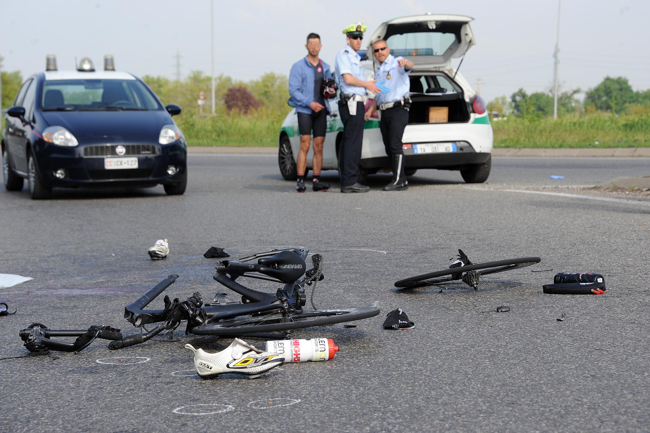 Incidente a Magenta ciclista investito da autocisterna è gravissimo