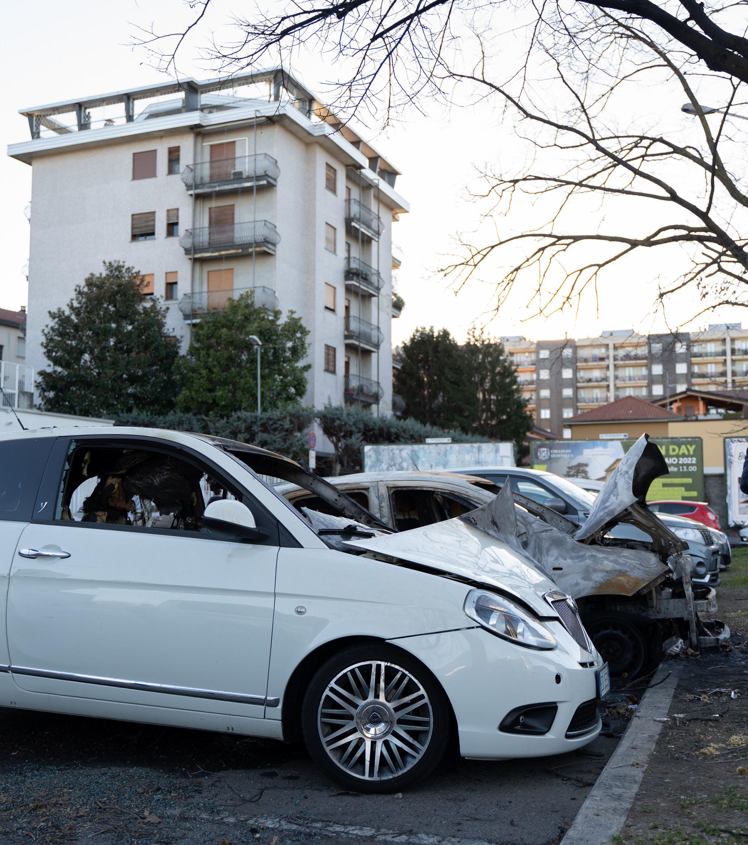 Auto Bruciate Nella Notte Nella Sosta Fronte Comune