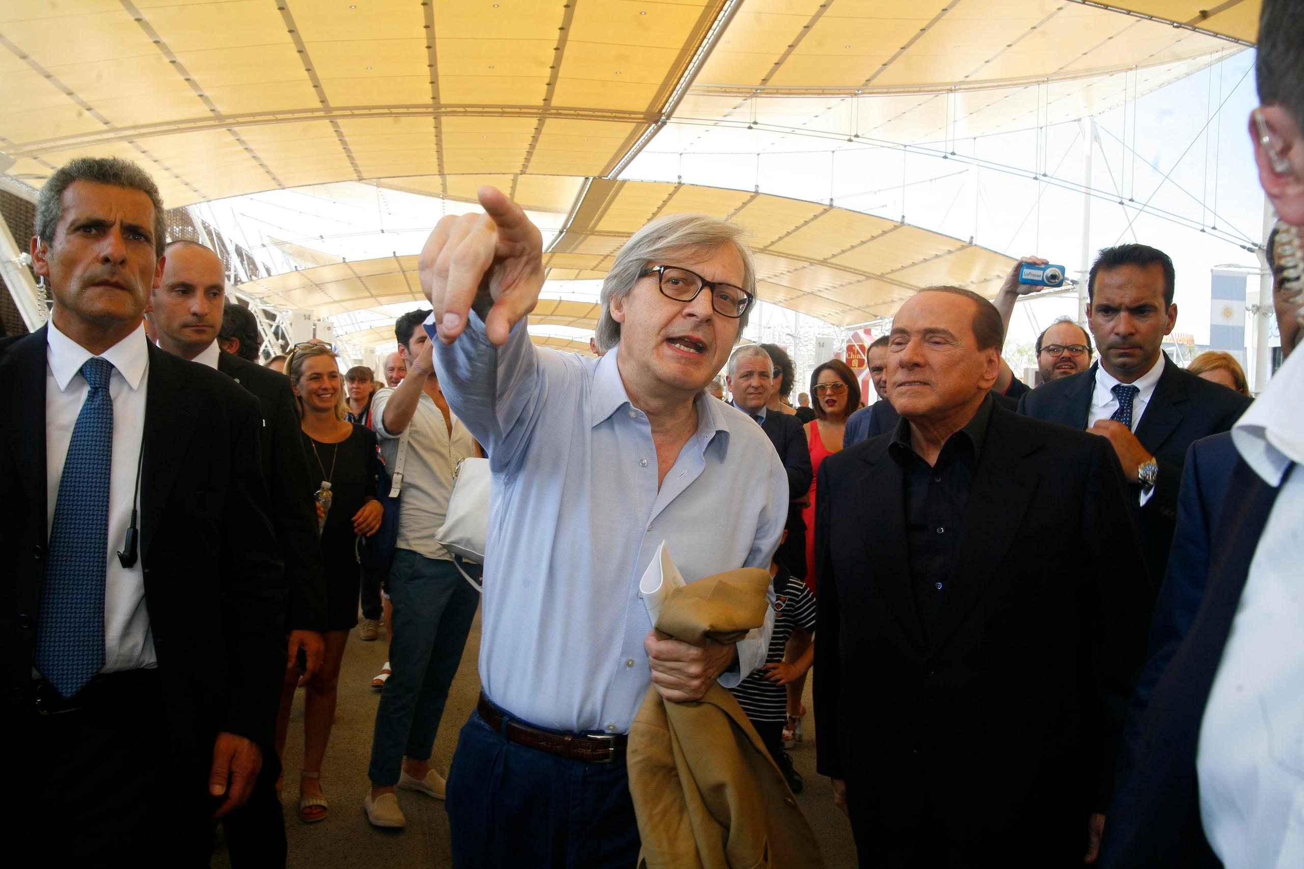 Expo Silvio Berlusconi Visita La Mostra Di Vittorio Sgarbi L