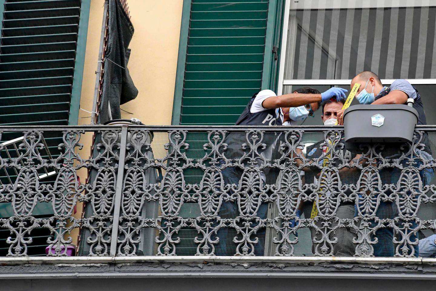 Napoli Bimbo Precipitato Dal Balcone Stato Buttato Gi