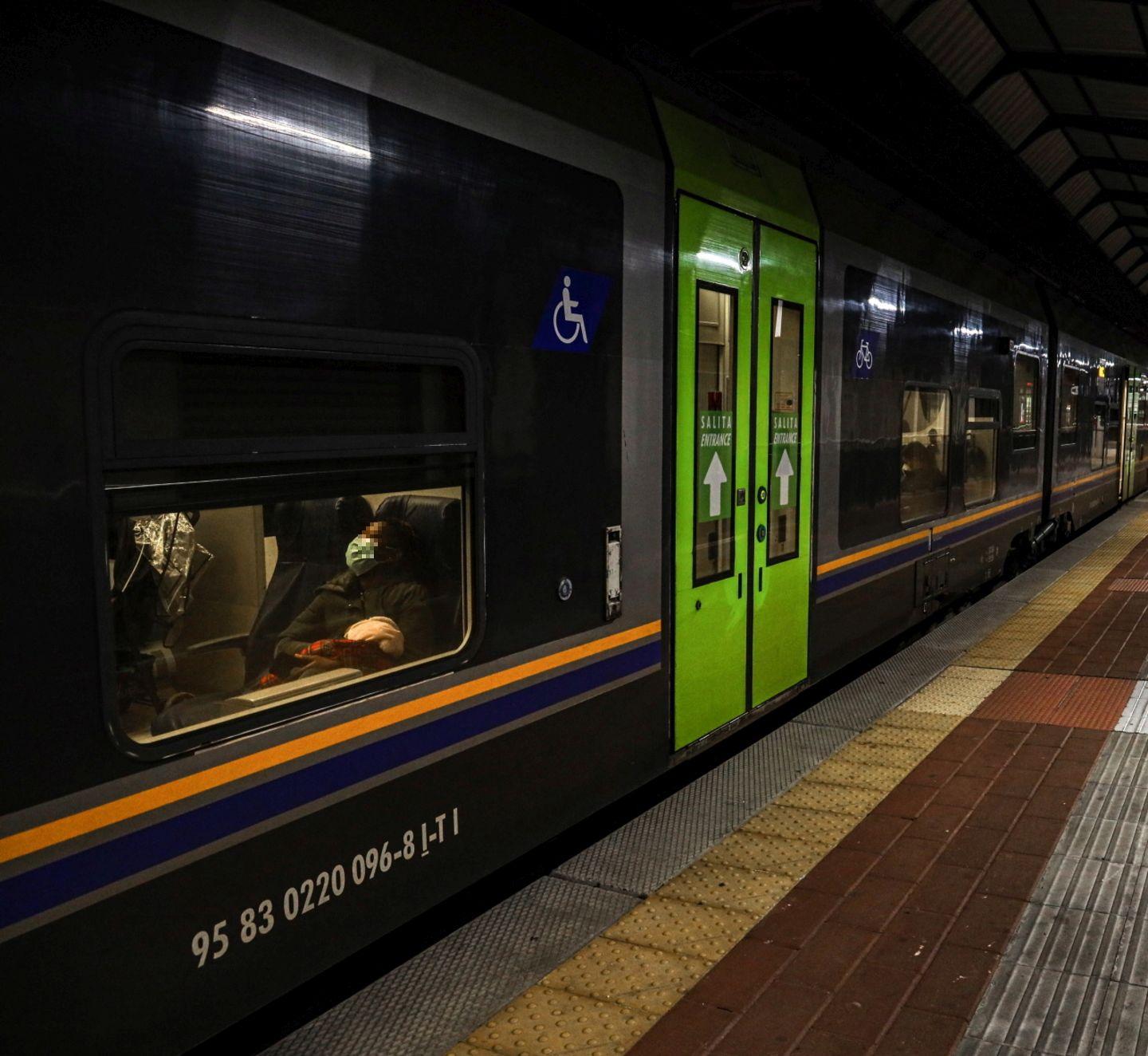 Vuole Continuare A Dormire Sul Treno Prende A Calci Un Carabiniere