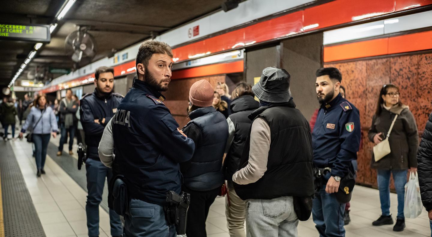 Stazione Centrale Borseggiatrice Seriale Ruba Mila Euro A Un Turista