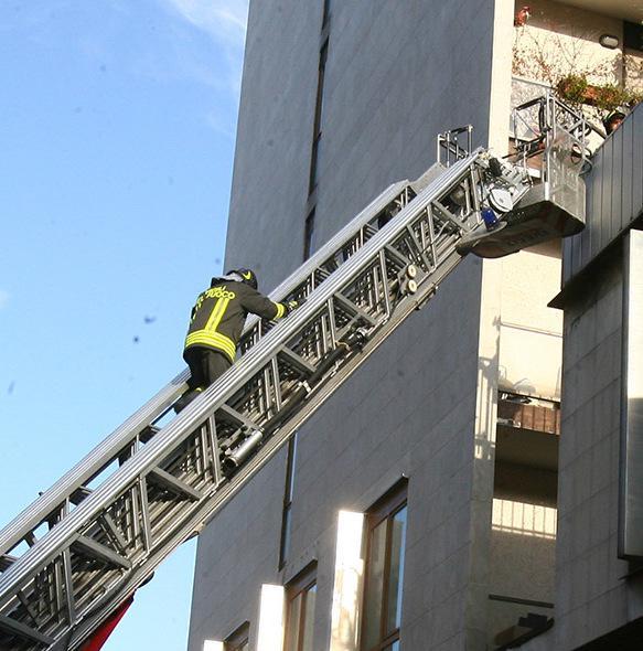 Sale Su Una Gru E Minaccia Di Lanciarsi Salvato Dal Negoziatore