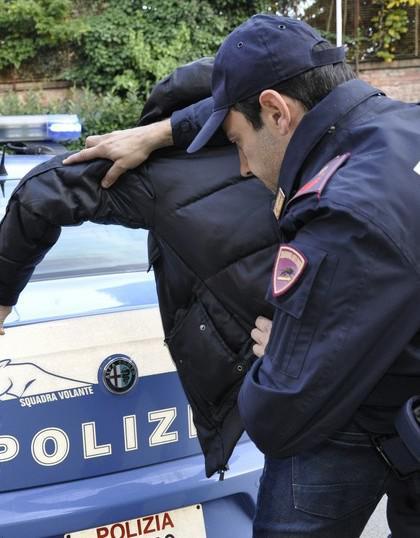 Vandalizza Le Auto Di Polizia In Sosta Mi Sento Abbandonata Dallo Stato