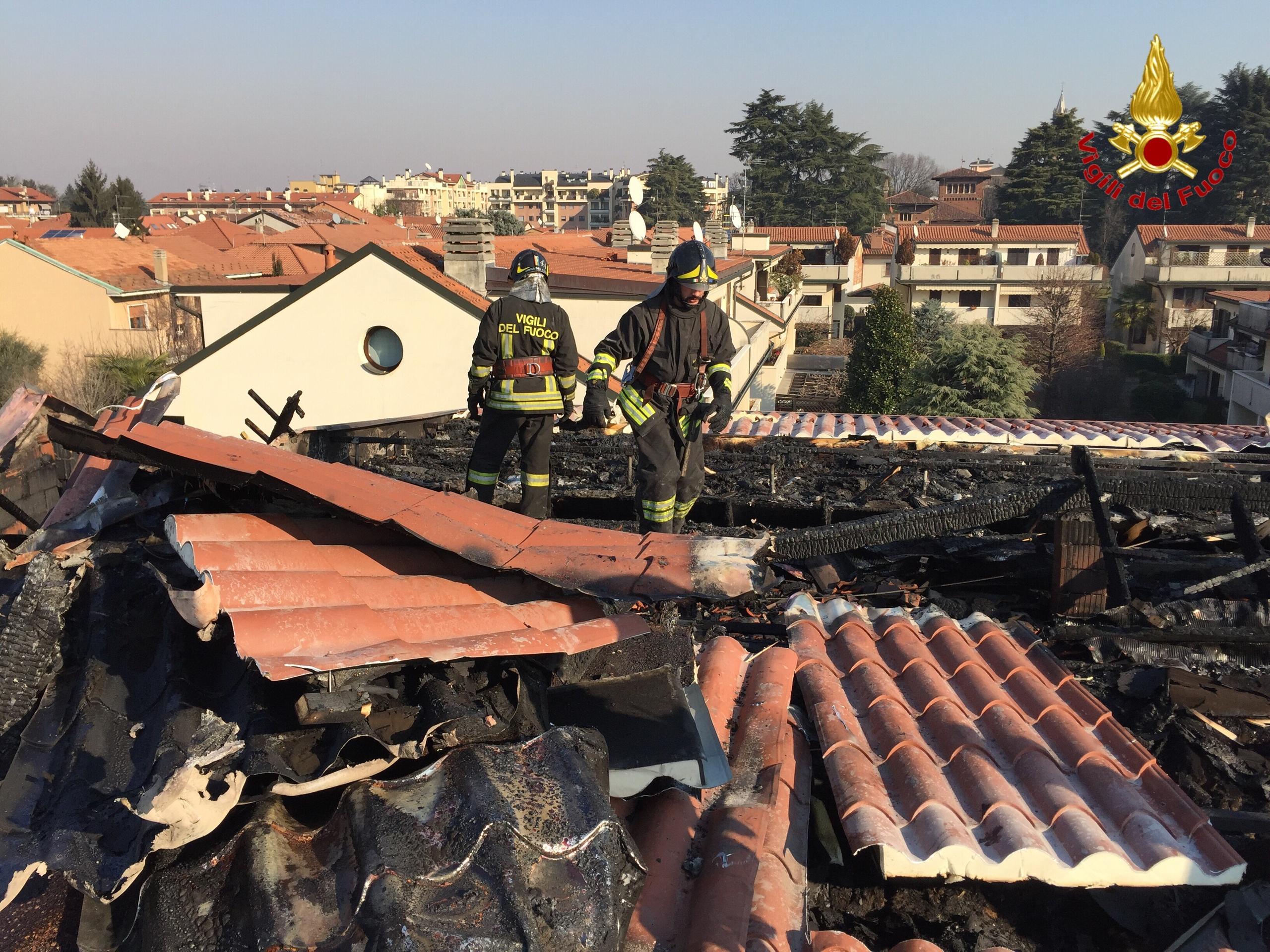 Due Incendi In Poche Ore Danneggiati Il Tetto Di Un Condominio E Di