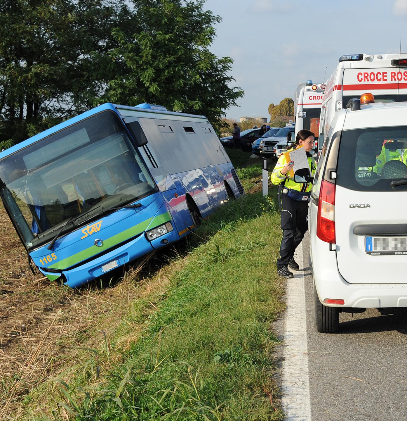 Besate Bus Di Linea Esce Di Strada Vetri Esplosi E Otto Feriti Foto