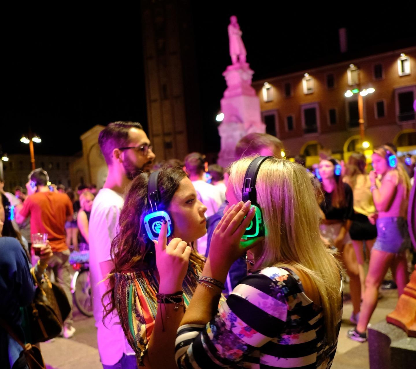 Pavia La Pioggia Fa Slittare Il Silent Party