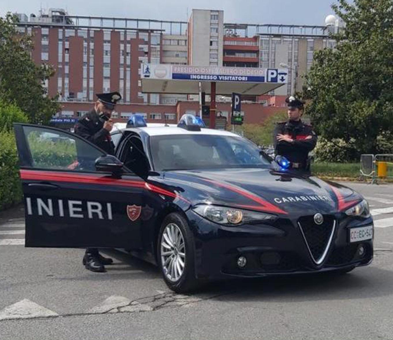 Prende A Bastonate Le Auto E Un Venditore Ambulante