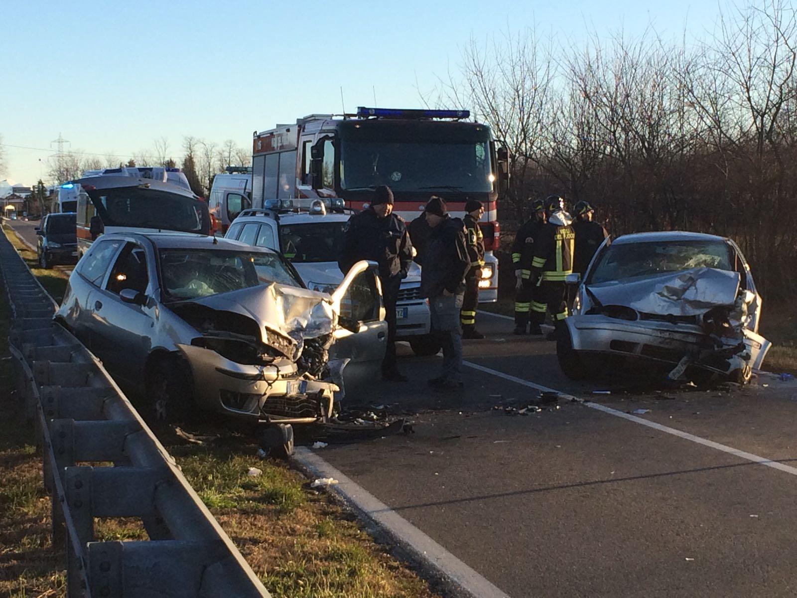 Incidente Frontale A Canegrate Auto Distrutte E Feriti In Ospedale