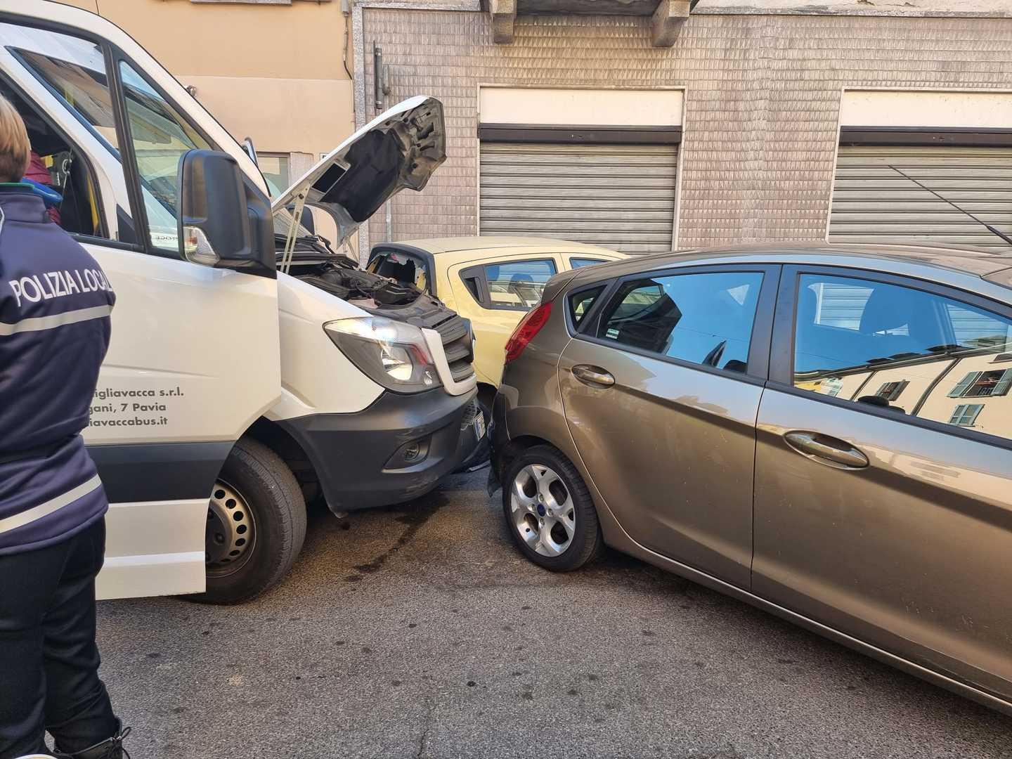 Lodi Scuolabus Contro Auto In Sosta Sei Bambini In Ospedale