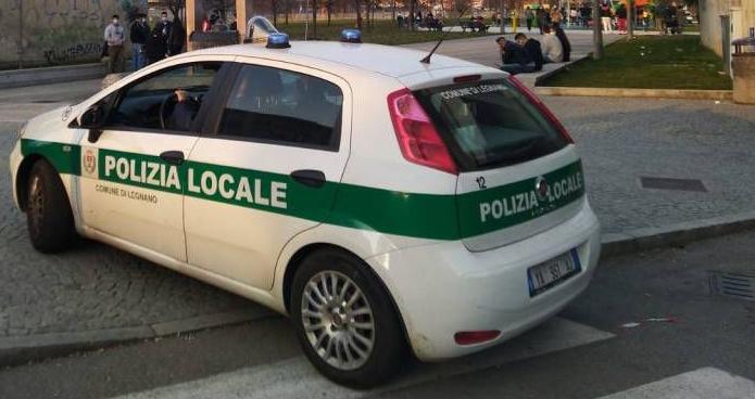 Legnano dà in escandescenze al comando di Polizia locale e picchia due