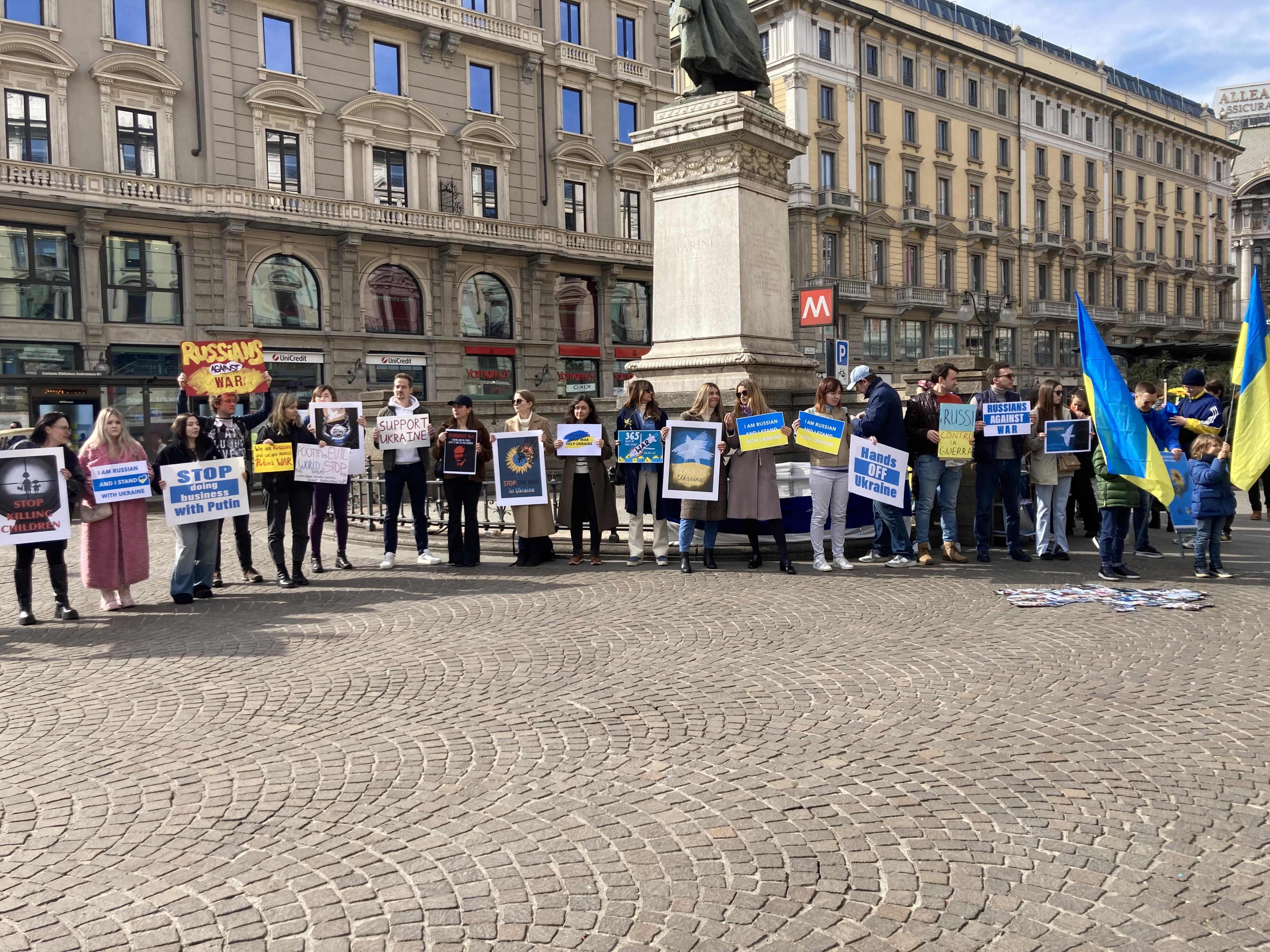 Milano La Protesta Dei Russi Contro Putin Stiamo Con Il Popolo Ucraino