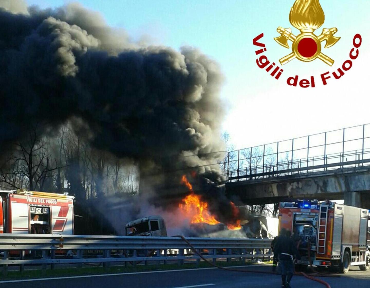 Inferno Di Fuoco Sull Autostrada A La Causa Della Strage Camionista