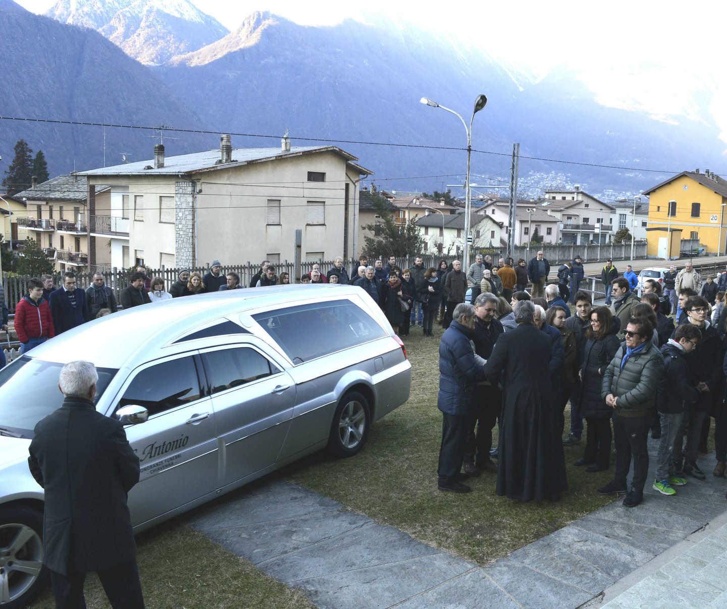 Incidente A Prata Camportaccio Folla Commossa Per L Addio Al