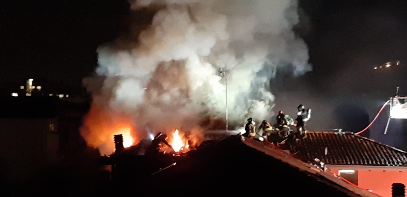 Bergamo Incendio Sul Tetto Di Una Casa In Zona Sant Anna Video