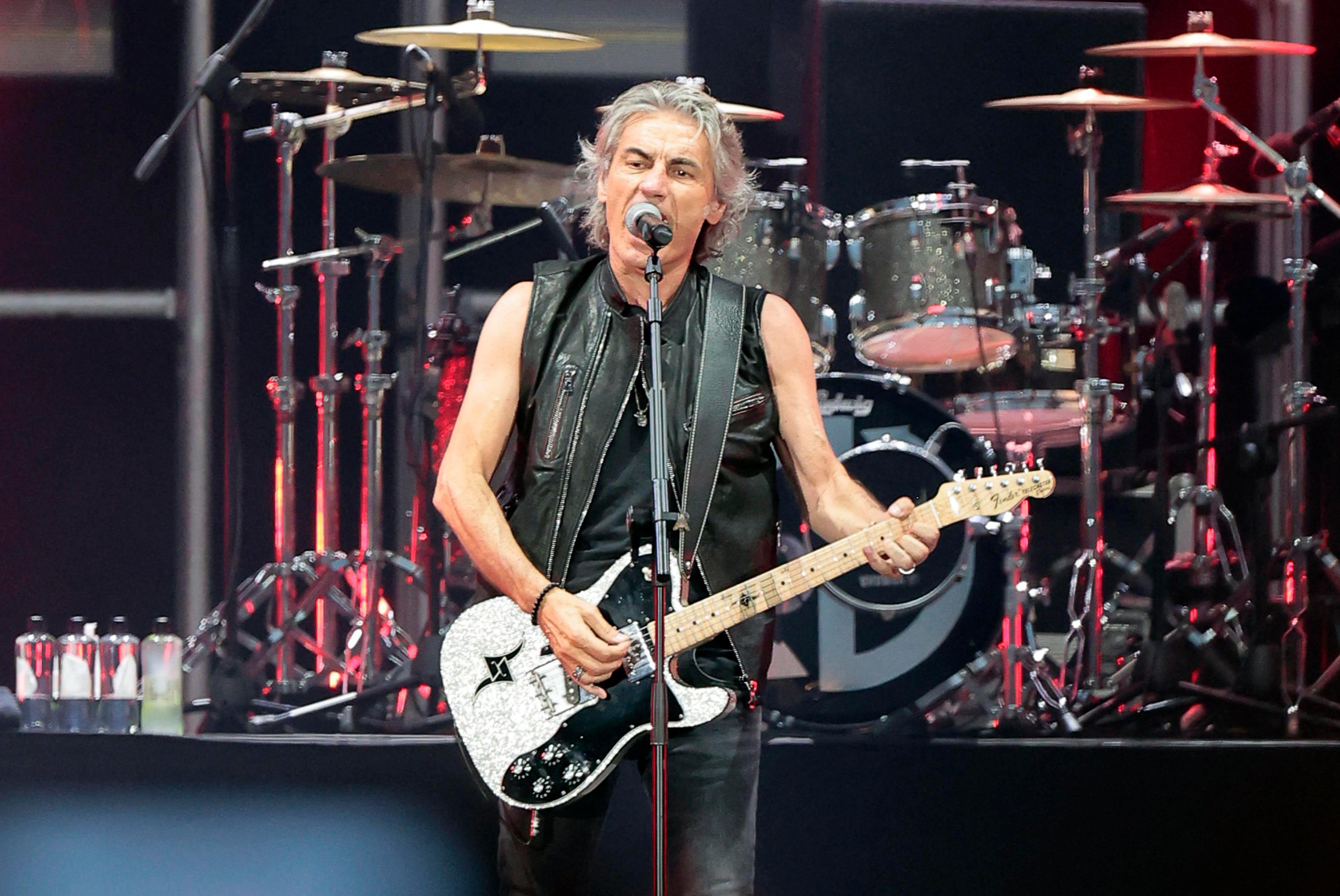 Ligabue Nuovo Singolo Riderai Concerto A Sorpresa Ai Magazzini