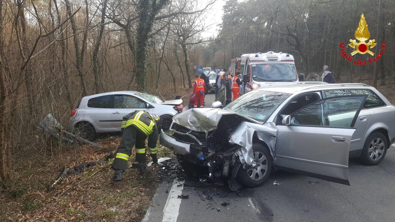 Venegono Superiore Schianto In Provinciale Due Auto Distrutte