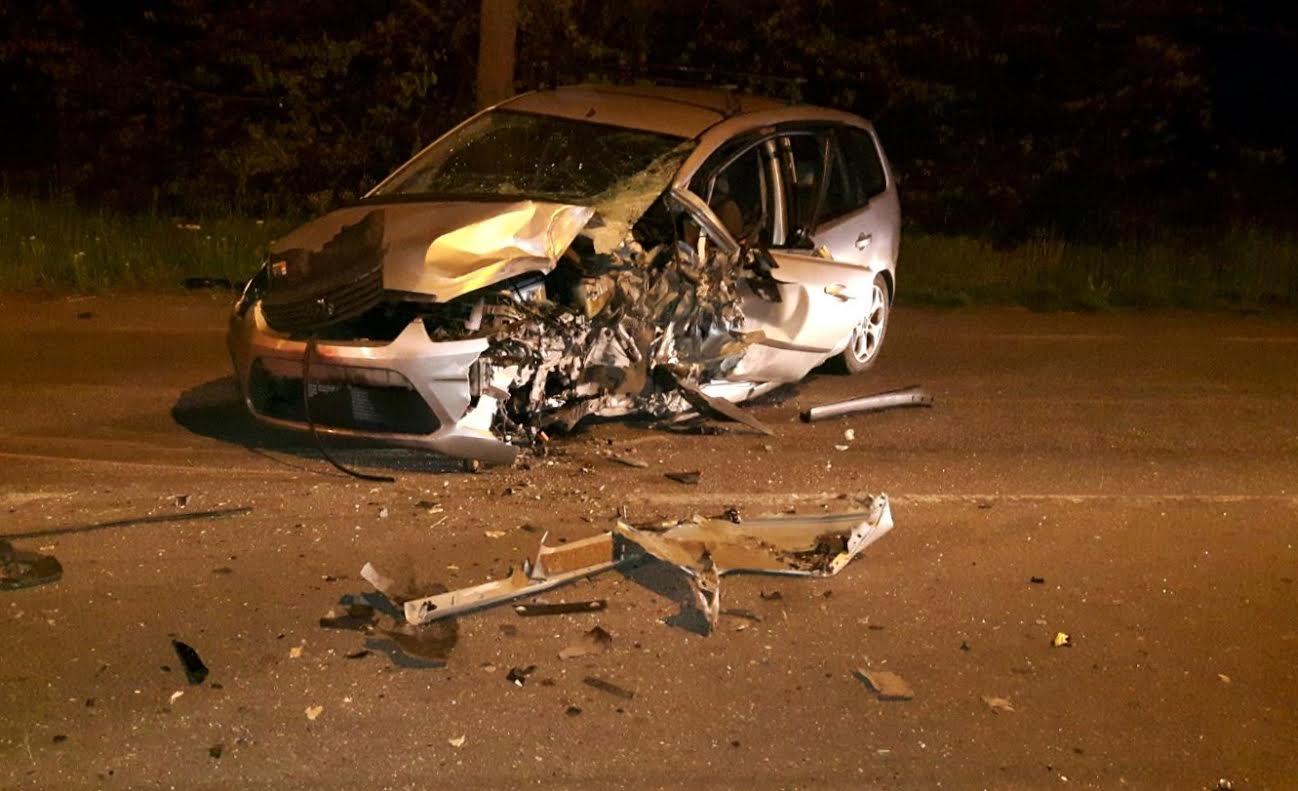 Con L Auto Contro Un Albero Grave Un Giovane