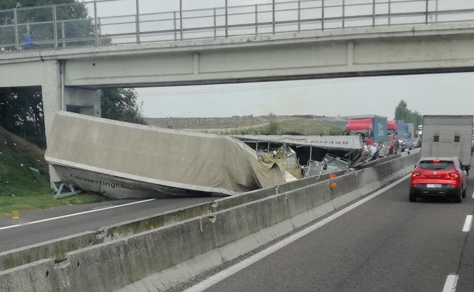 Incidente Sull A13 A Bologna Morto Camionista Bergamasco VIDEO