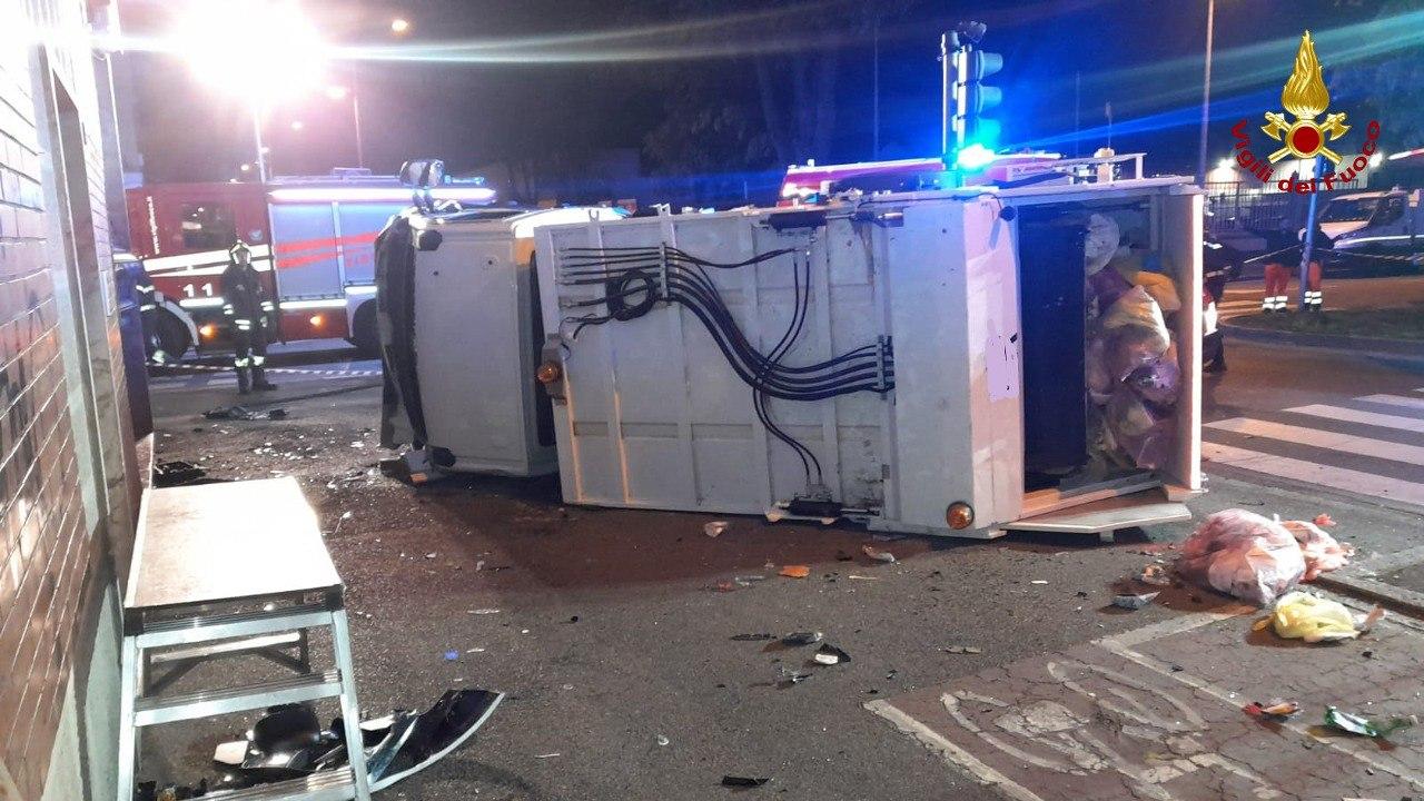 Incidente A Monza Auto E Camion Della Raccolta Rifiuti Si Scontrano