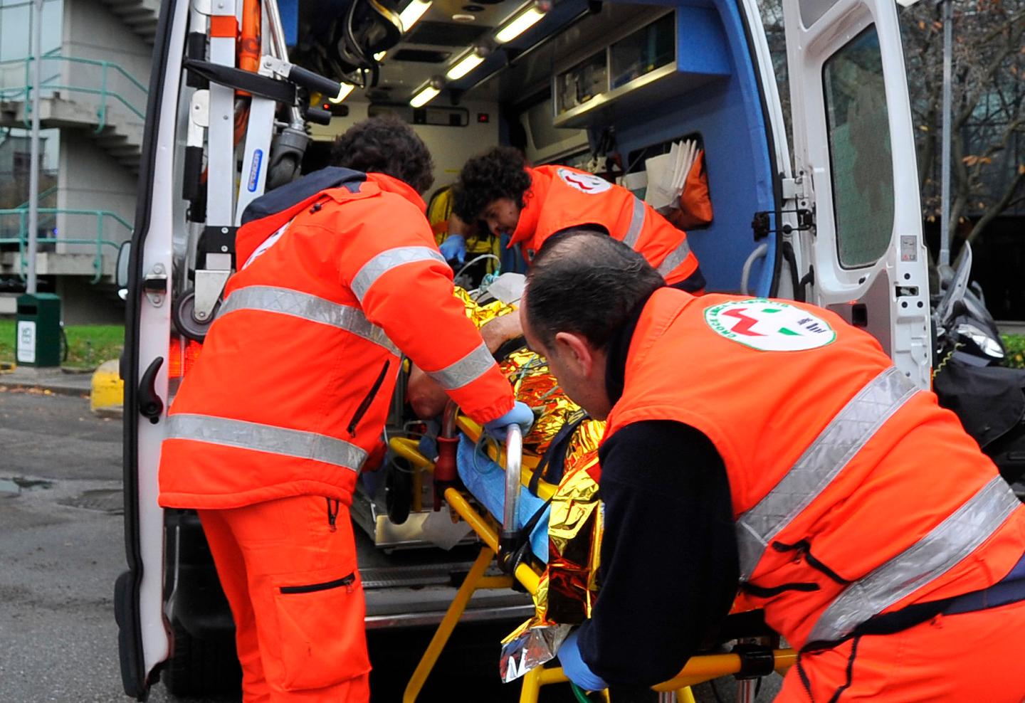 Parabiago Auto Si Ribalta E Finisce Contro Il Muro Grave 27enne