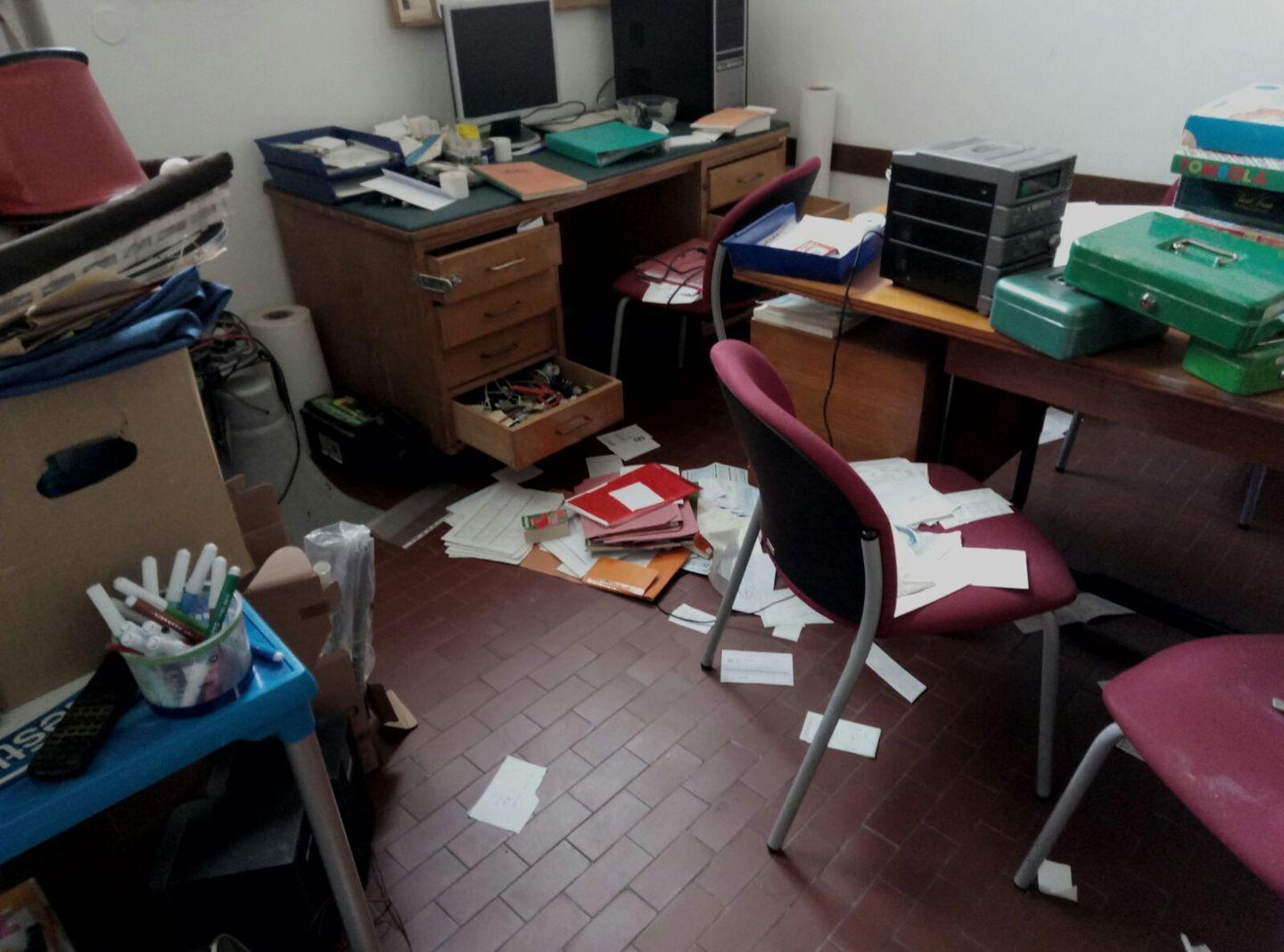 Raid Vandalico Nel Circolo Pd Di Quarto Oggiaro