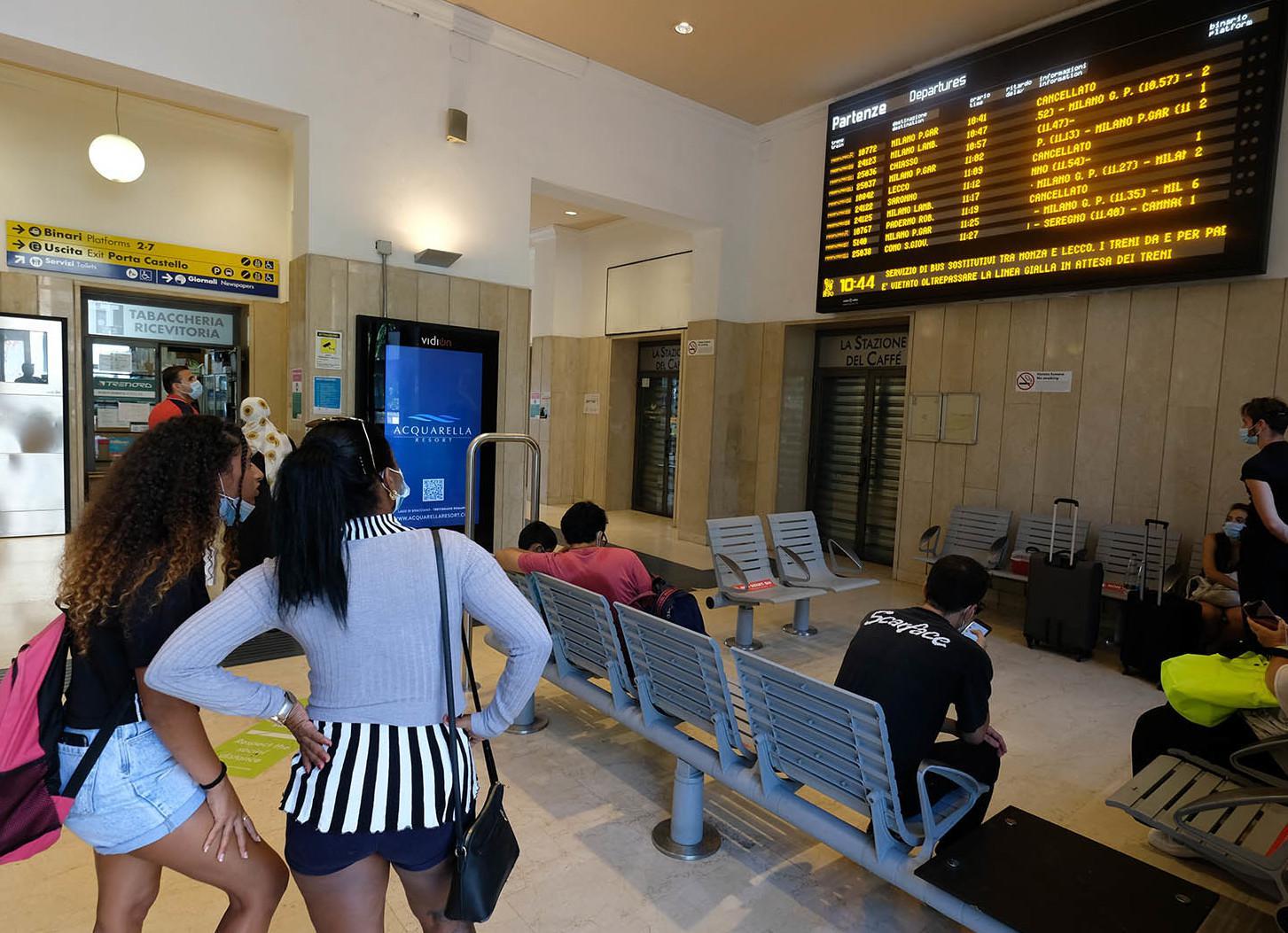 Treno Deragliato A Carnate Capotreno Sospeso E Interrogato Dal Pm