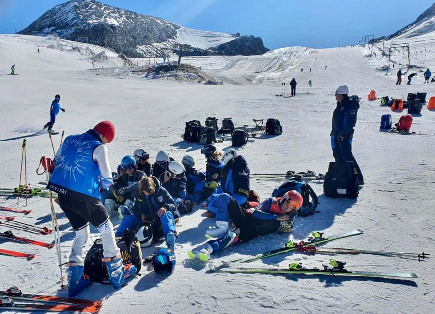 Al Passo Dello Stelvio La Stagione Estiva Parte Con I Fiocchi Neve