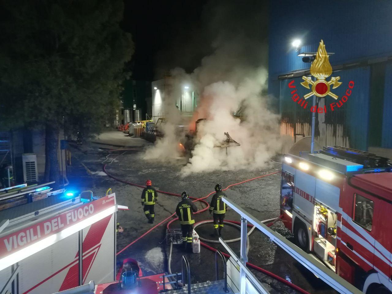 Lonato Incidente Sul Lavoro Alla Feralpi Mezzo Prende Fuoco Morto