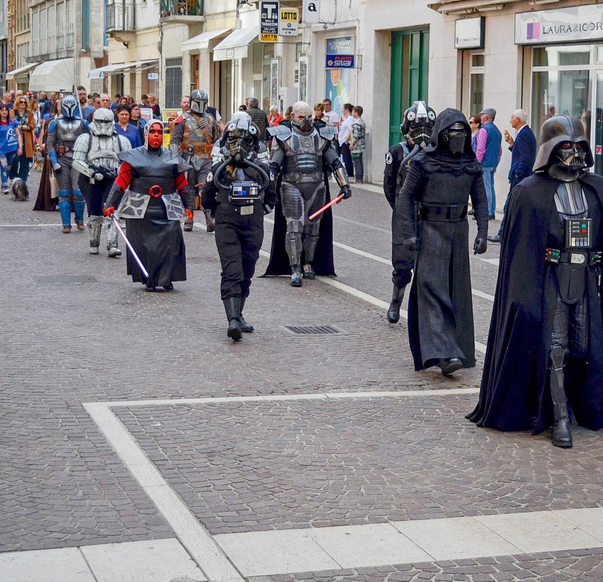 Pavia Galassia Lontana I Fanatici Di Star Wars Conquistano La Citt