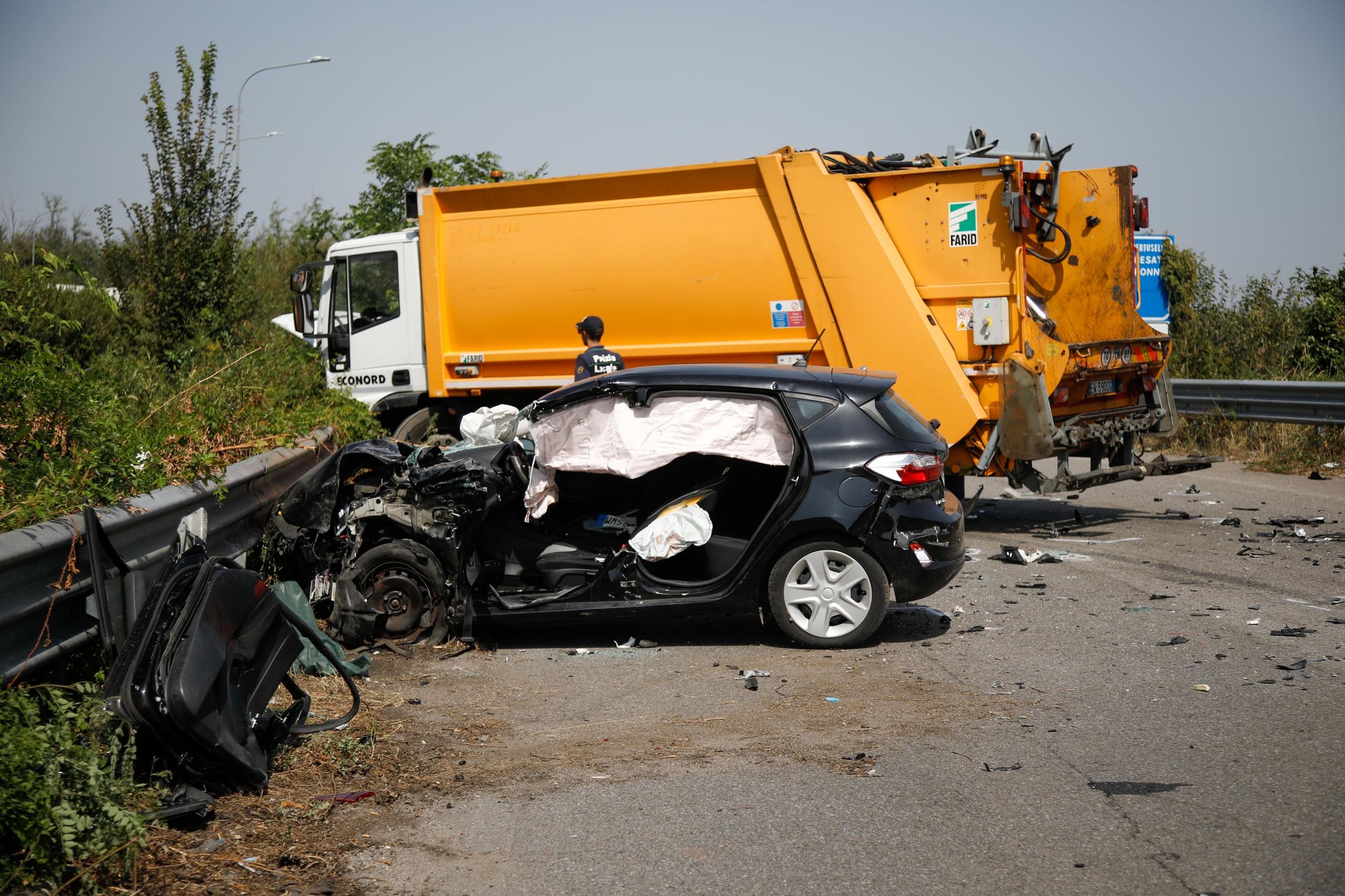 Lainate Incidente Tra Auto E Camion Sulla Strada Provinciale 300 Tre