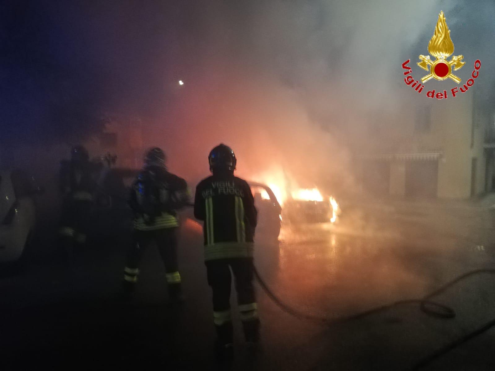 Como Incendio Nella Notte Due Automobili Distrutte Dalle Fiamme