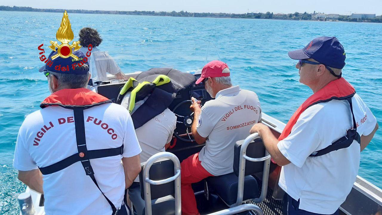 Si Tuffa Nel Lago Di Garda Per Salvare Il Figlio Disperso Pap Di Anni