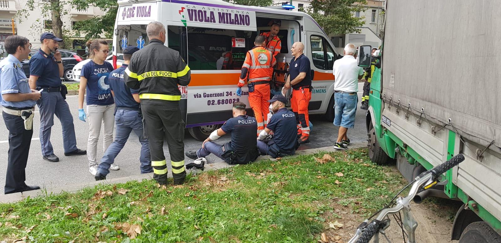 Giovane si dà fuoco davanti alla polizia feriti anche due agenti FOTO