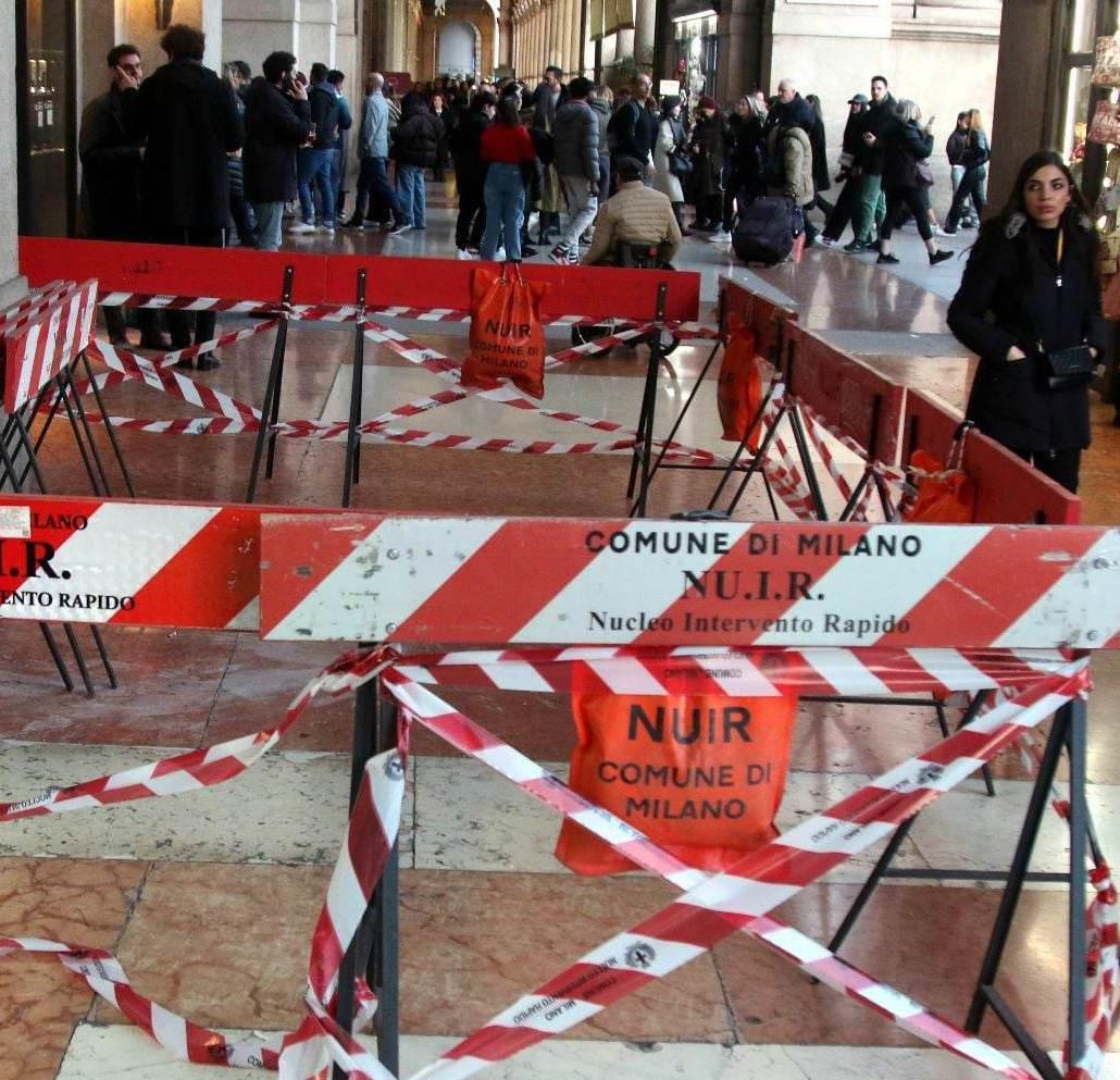 Crollo Di Calcinacci Nel Salotto Spuntano Transenne E Nastri