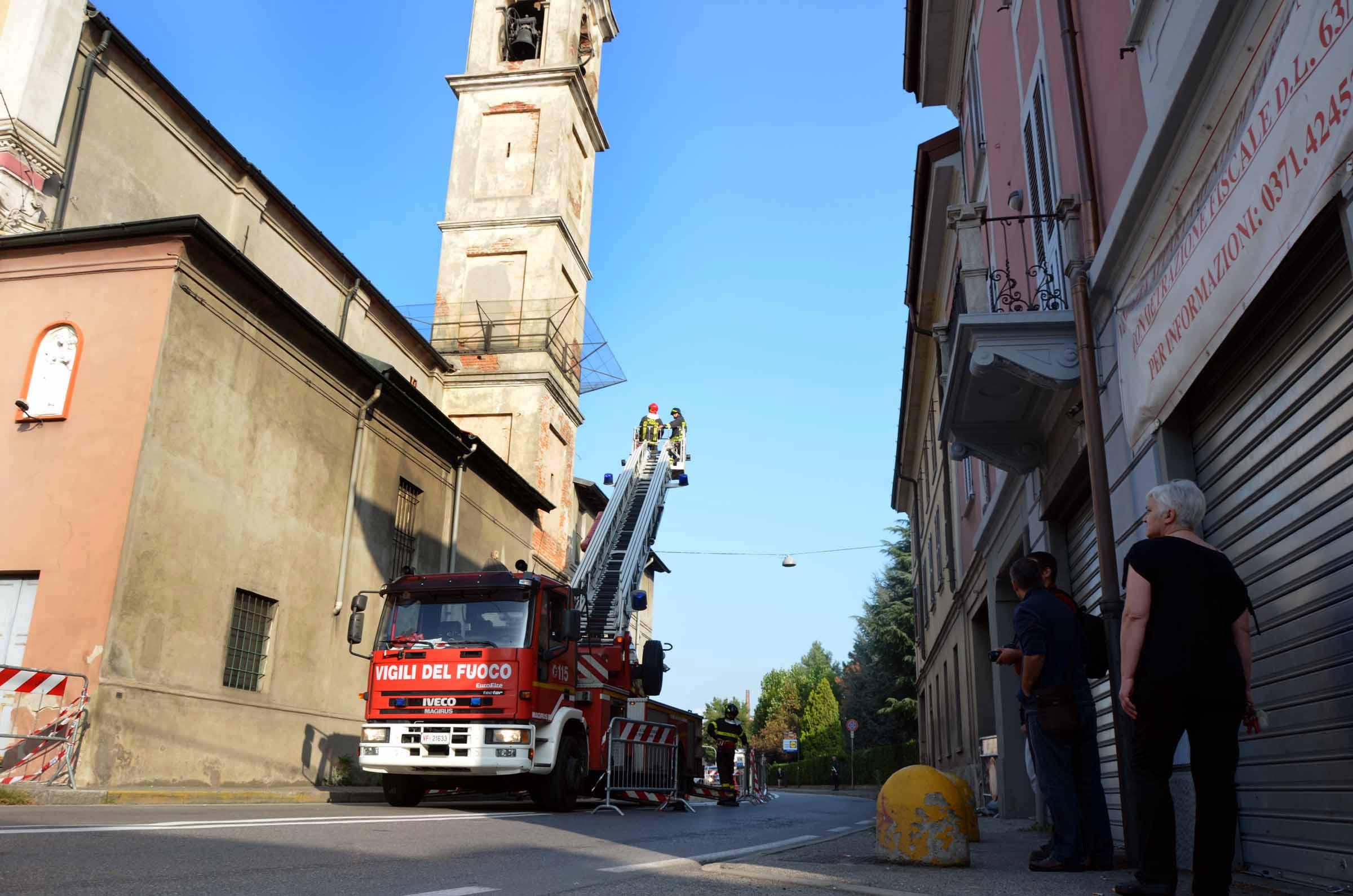 Si Stacca L Intonaco Del Campanile E Sfiora Le Auto Lungo Via Emilia