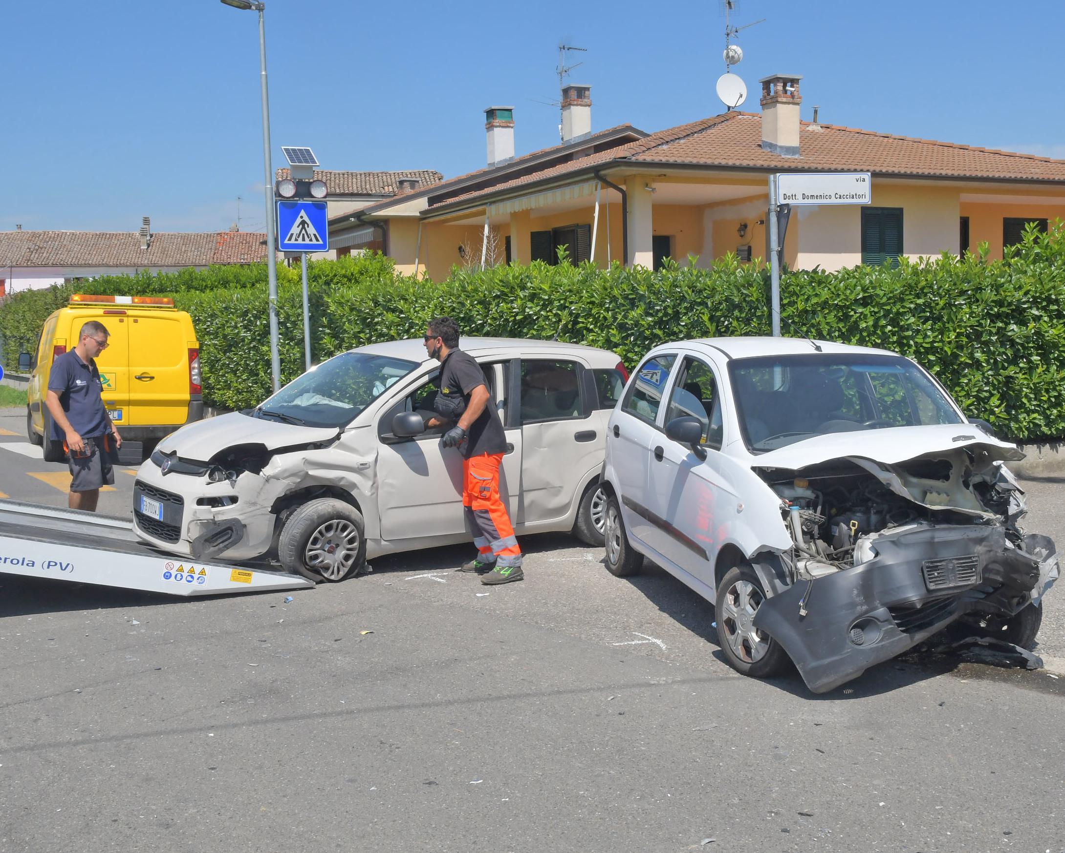 Voghera Scontro Tra Due Utilitarie Anziana Muore Sul Colpo