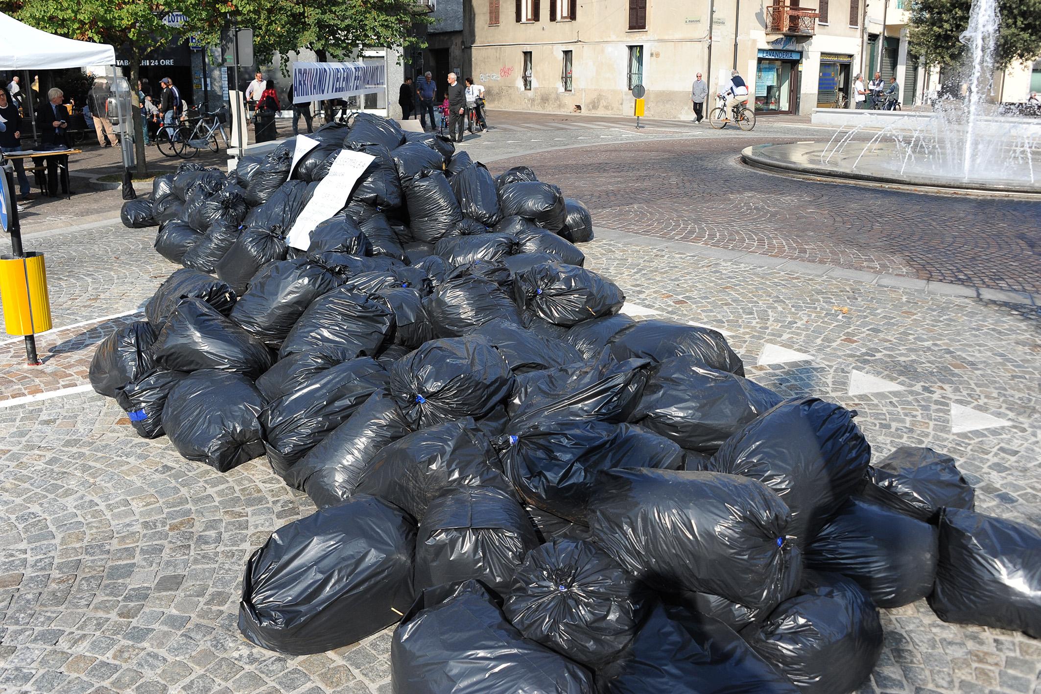 A Busto Garolfo E Casorezzo Sacchi Neri In Piazza Contro La Discarica