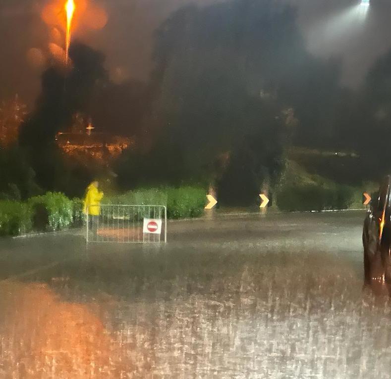 Nubifragio In Via Per Parabiago Fiume Dacqua In Cortili E Garage