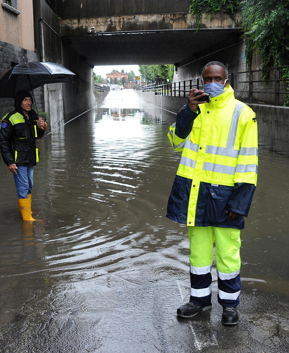 Piove E I Danni Si Moltiplicano Allagato Il Sottopasso Ferroviario