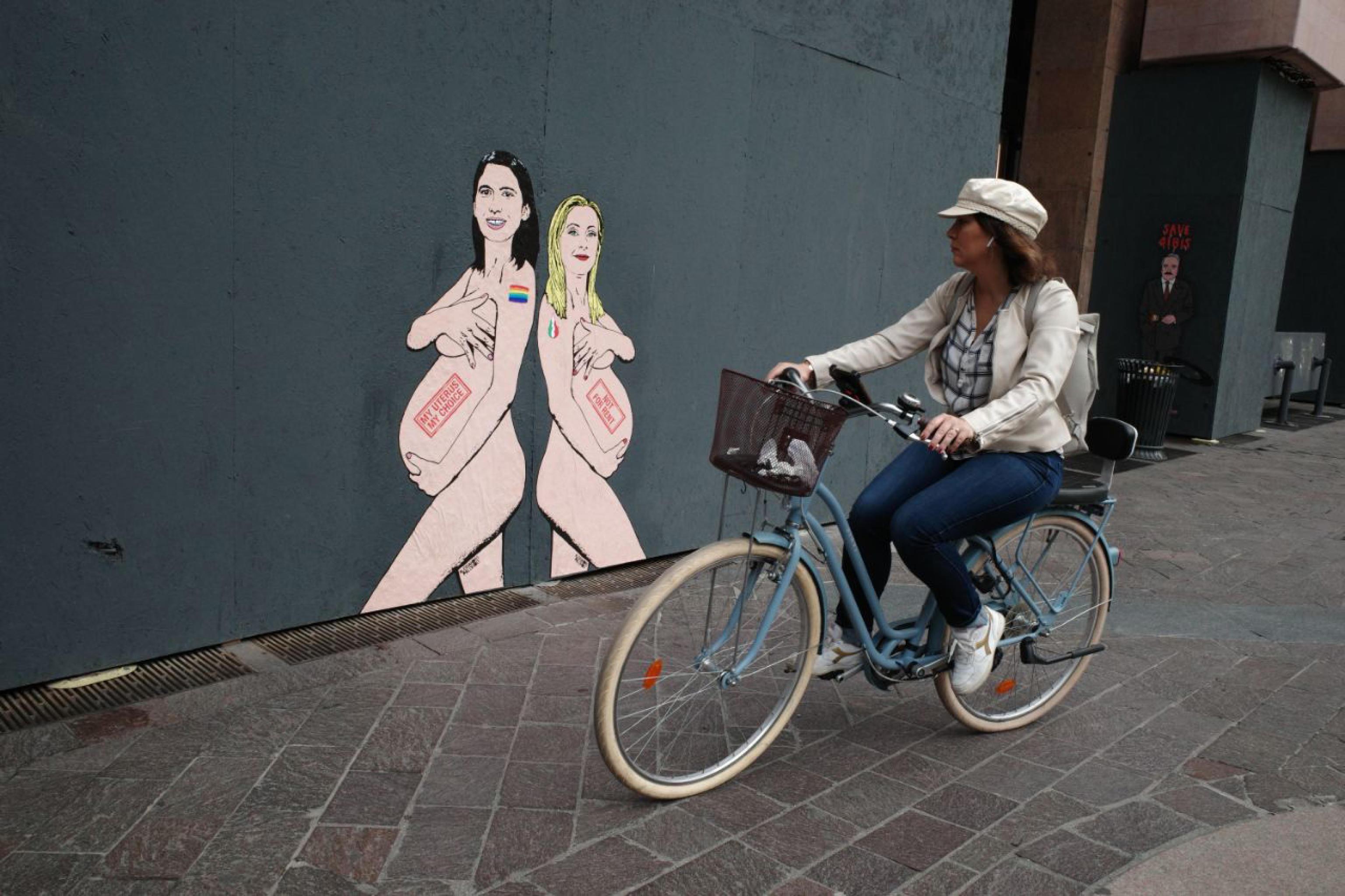 Giorgia Meloni E Elly Schlein Nude E Incinte Nel Murale Dellartista