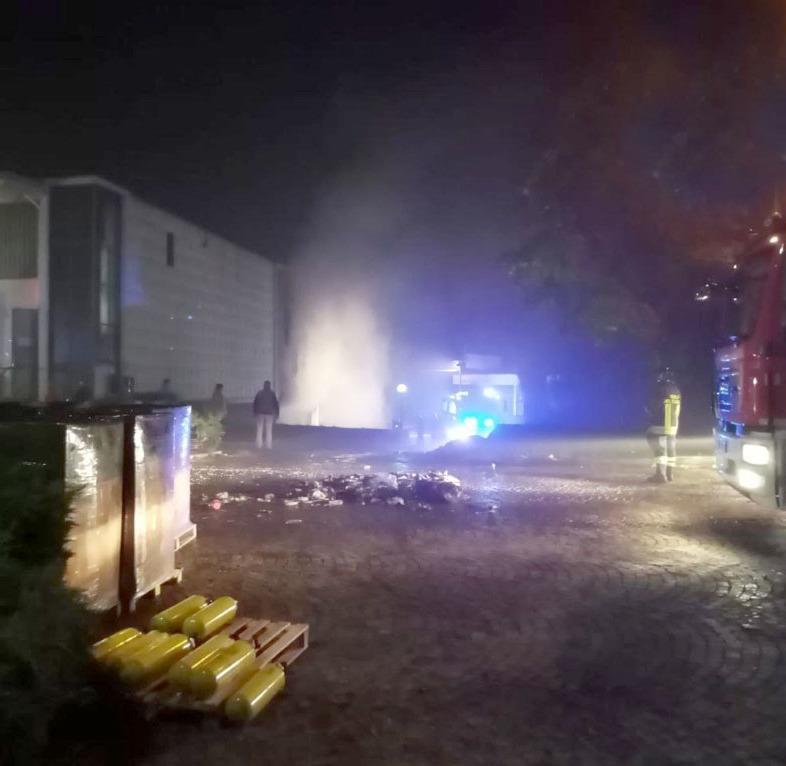 Incendio Nella Notte Distrutto Deposito Di Vecchi Libri E Giornali