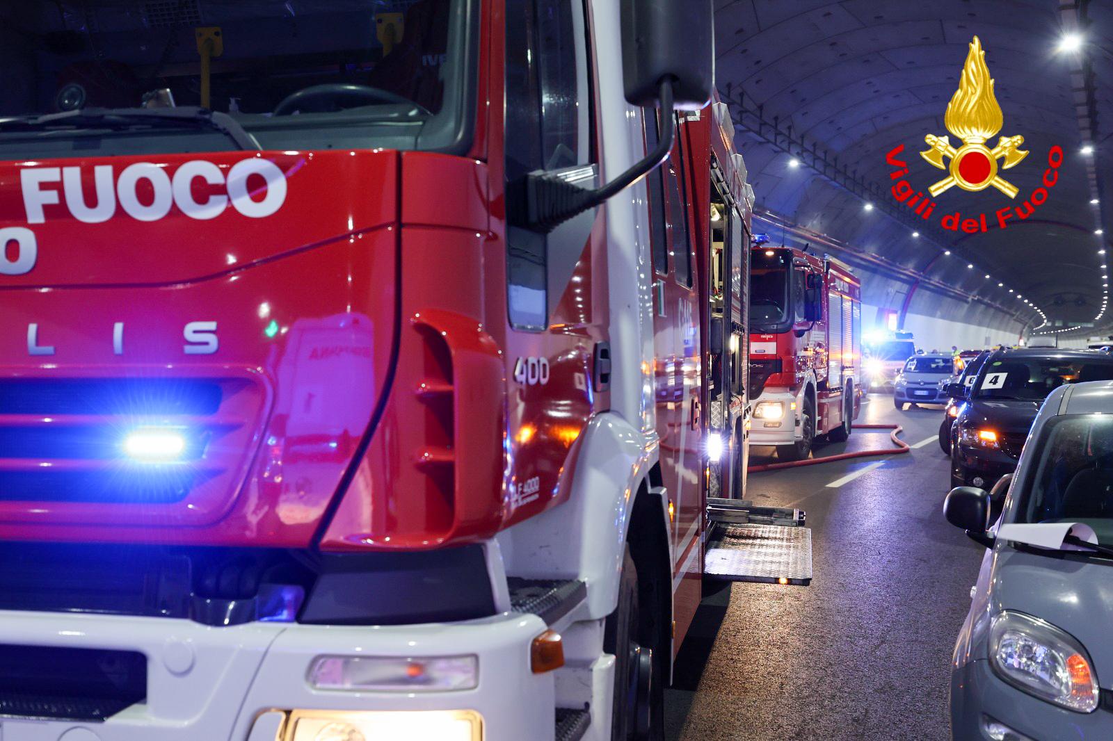 Incidente Statale 38 Dello Stelvio Scontro In Galleria Strada