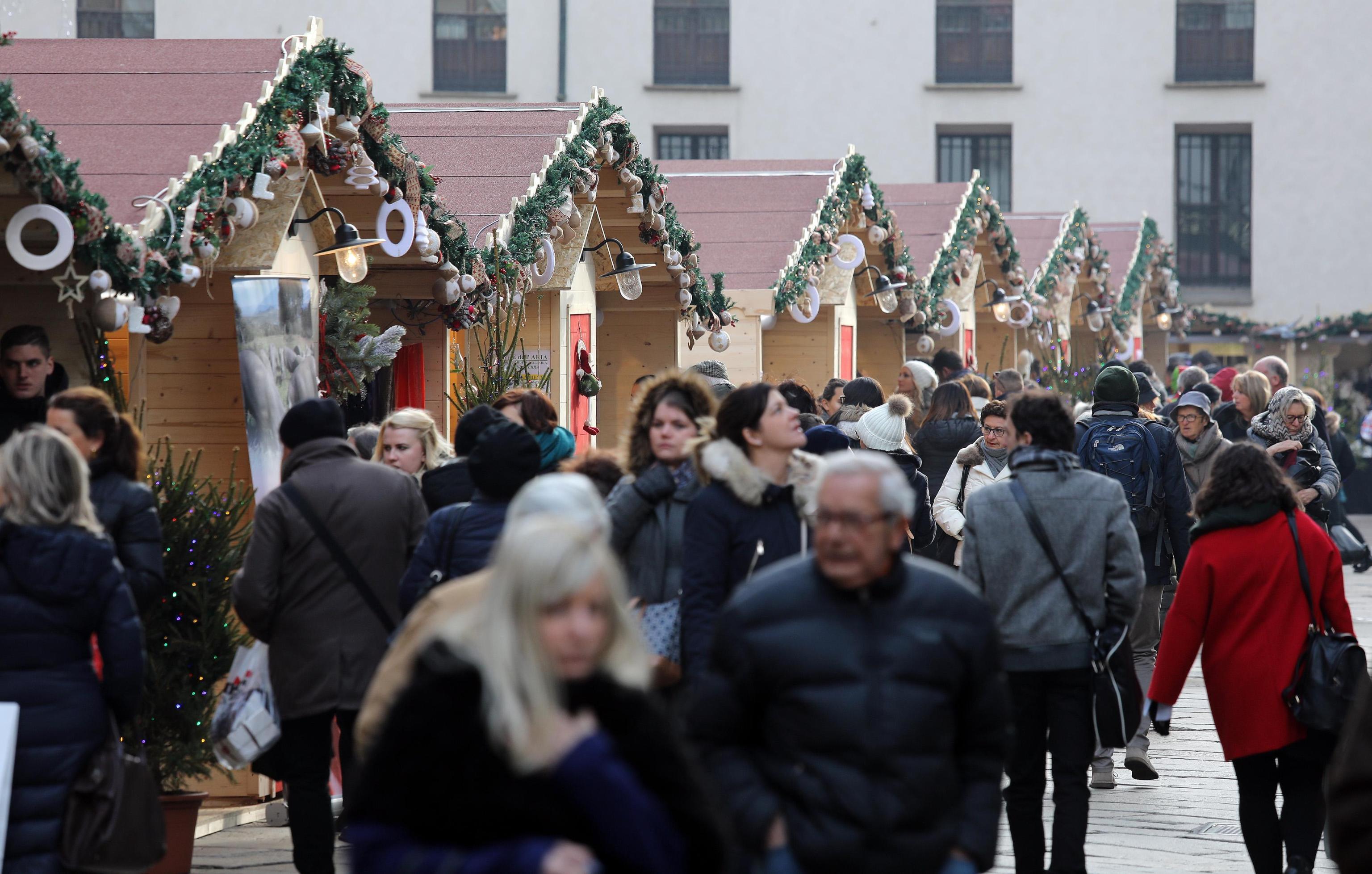 Milano Mercatino Di Natale In Duomo Baite Con Prodotti Dall Italia