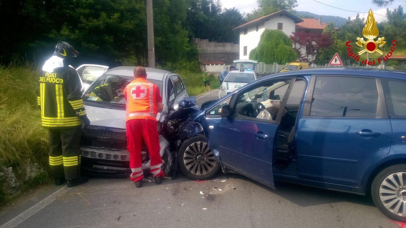 Ferrera Due Auto Si Scontrano Sulla Provinciale