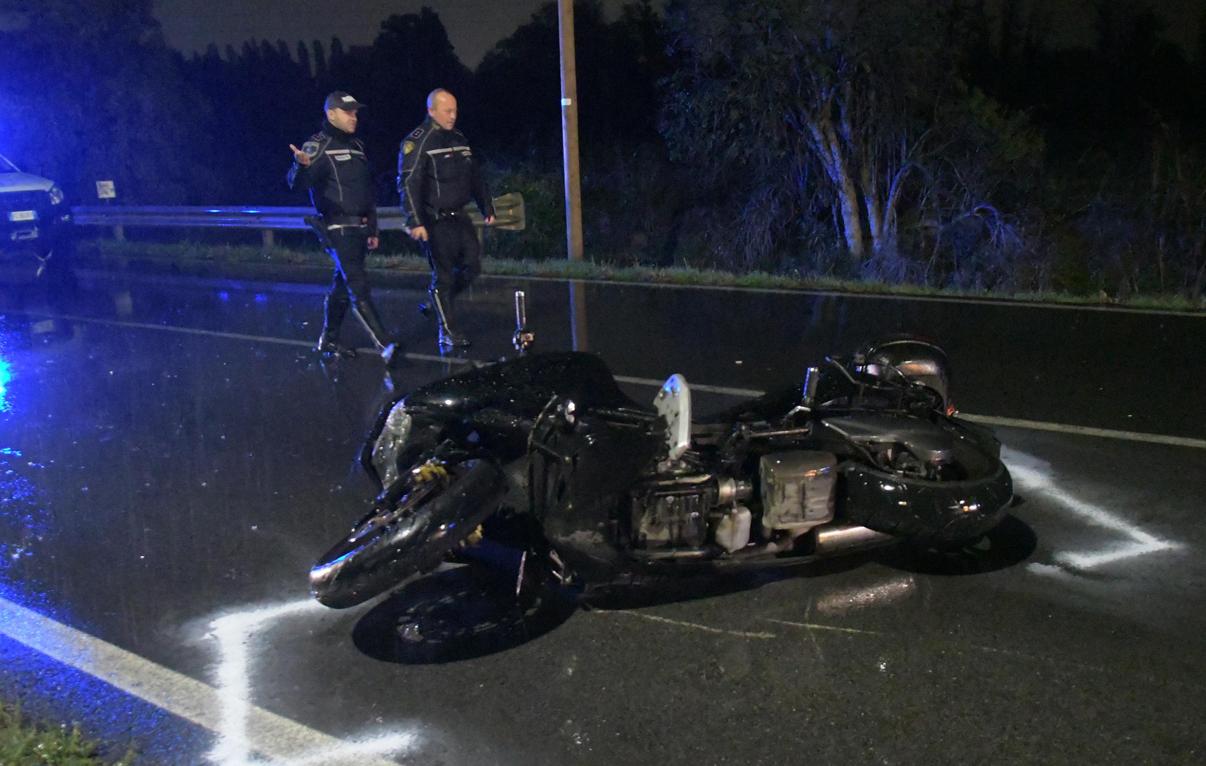 Incidente Mediglia Moto Urta Tir E Furgone Muore Centauro 60enne