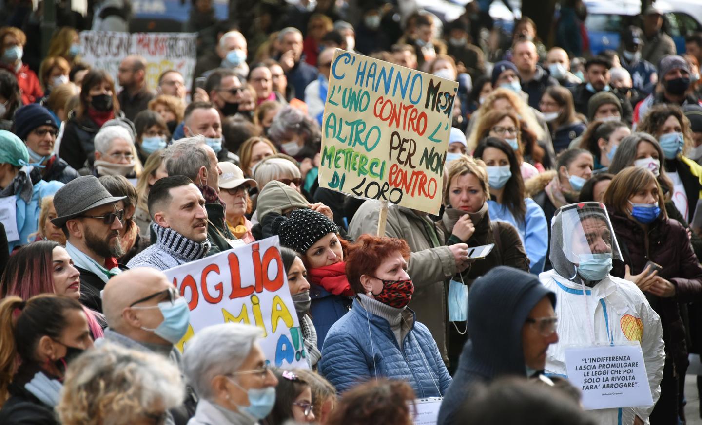 Centinaia di no Vax e negazionisti nella città travolta dalla prima ondata