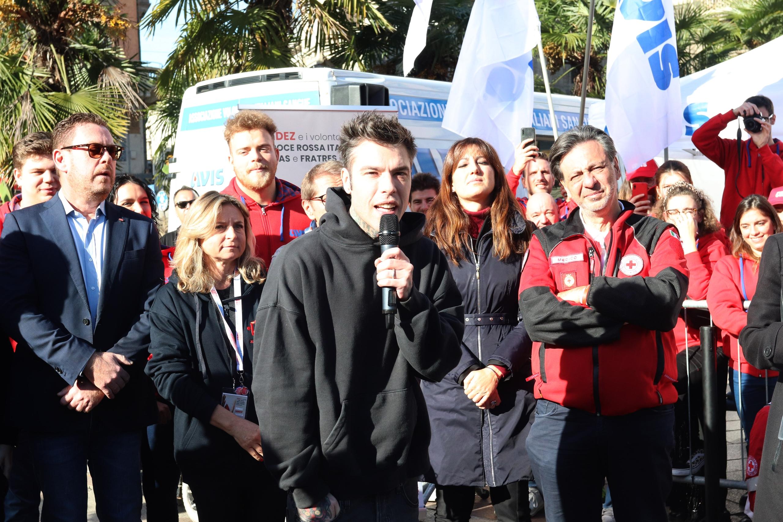 Fedez Moltiplica I Donatori Piccolo Esercito Di Volontari Del Sangue